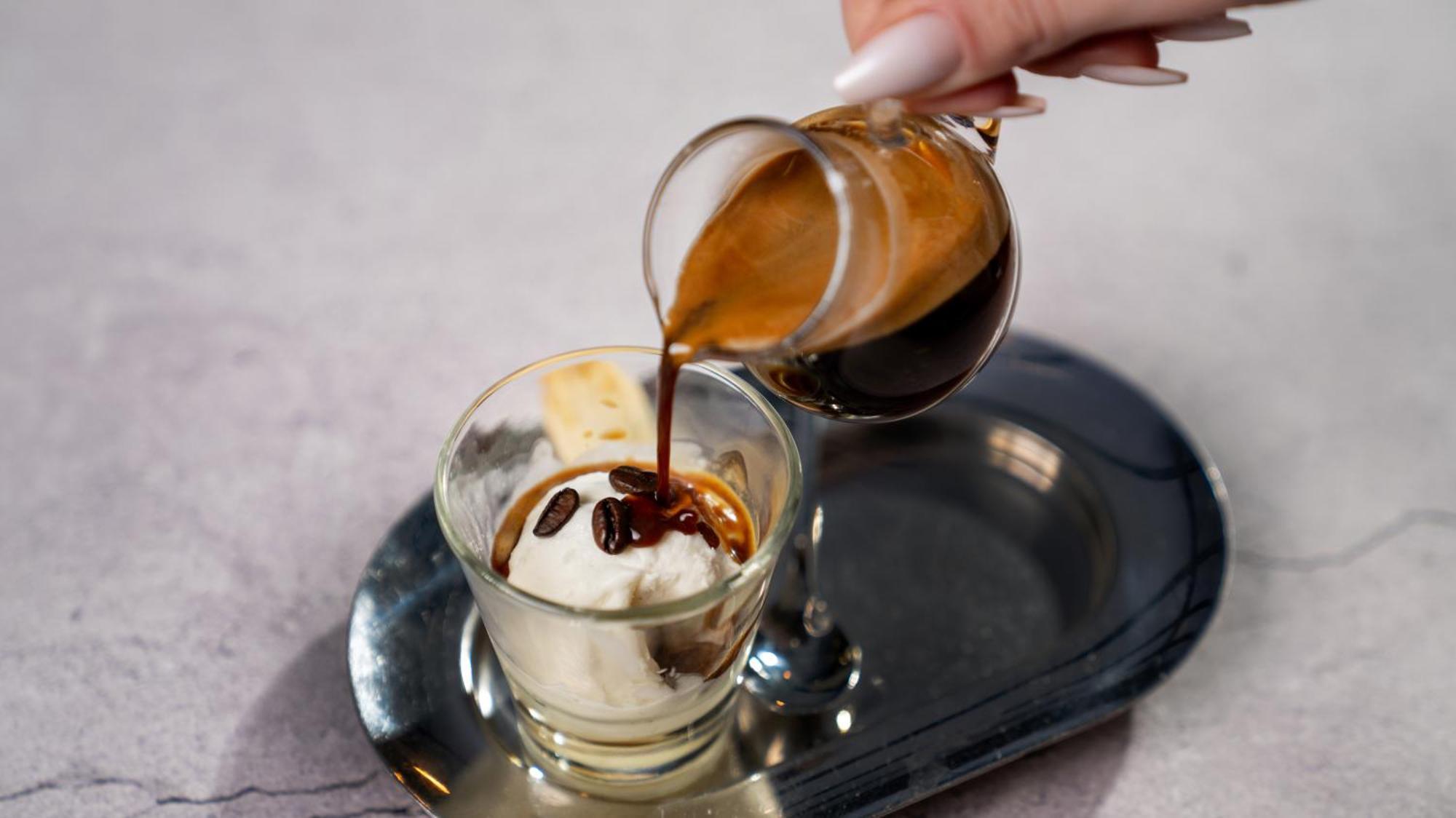 The Abdali Boulevard Hotel Amman Luaran gambar Preparation of an affogato