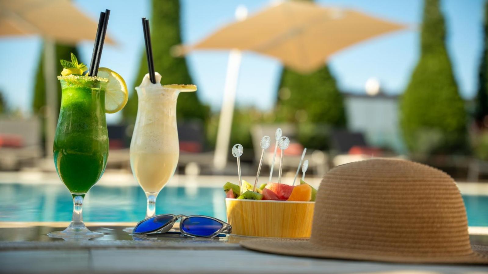 The Abdali Boulevard Hotel Amman Luaran gambar Poolside at the hotel