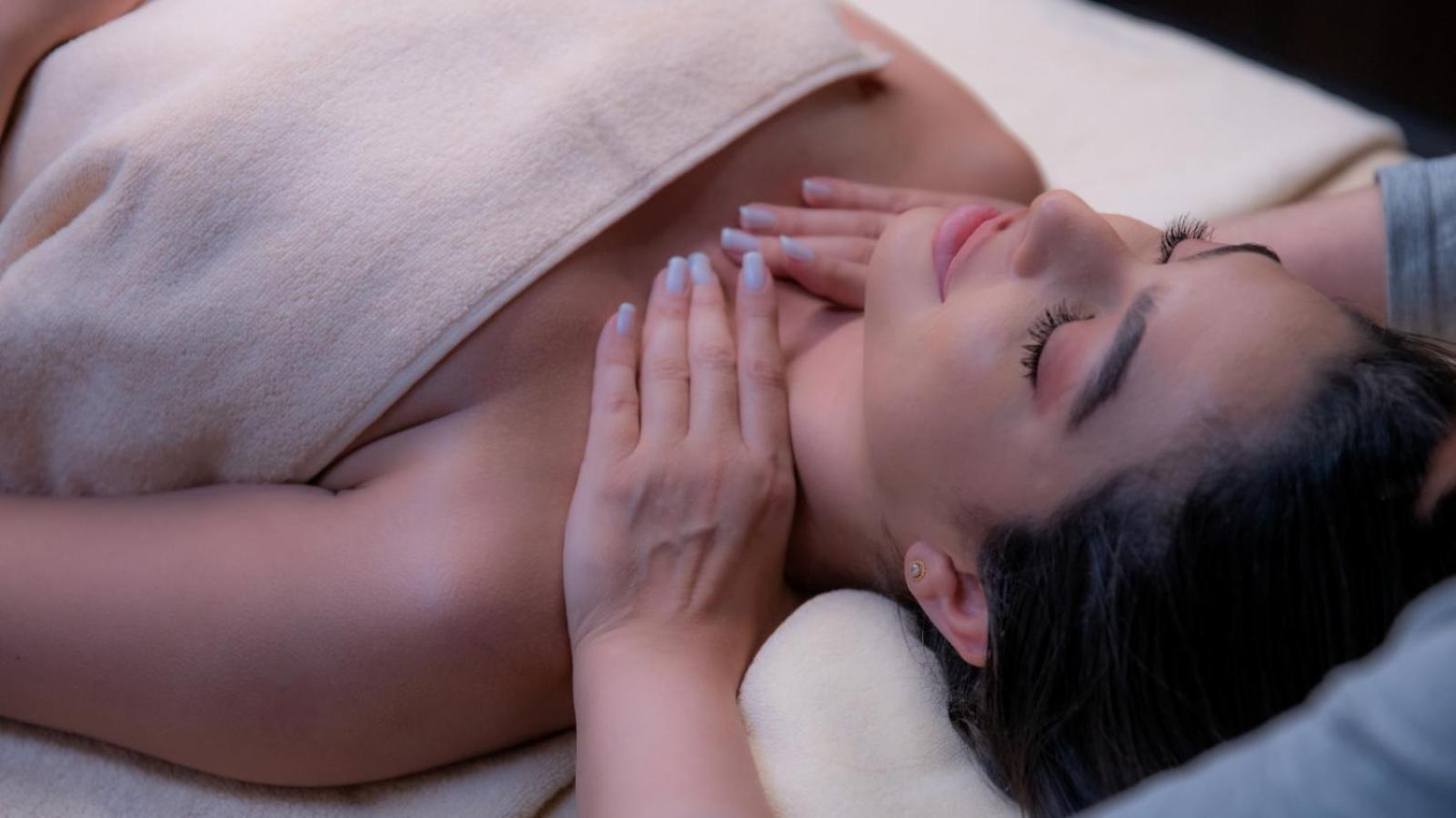 The Abdali Boulevard Hotel Amman Luaran gambar A woman receiving a facial massage