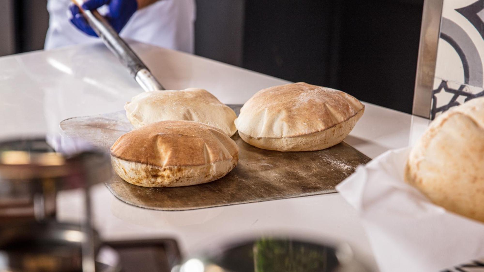 The Abdali Boulevard Hotel Amman Luaran gambar Pita bread