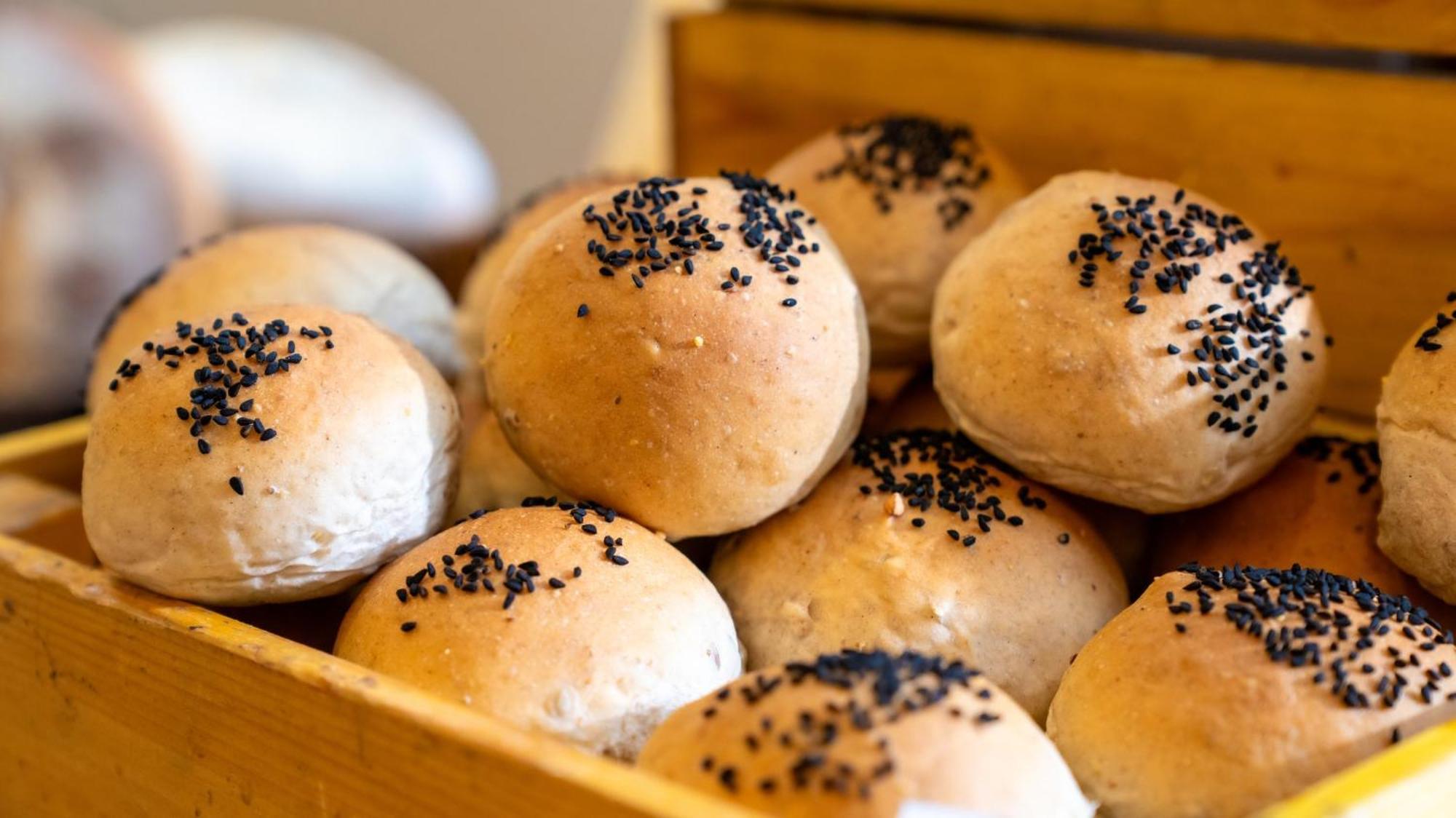 The Abdali Boulevard Hotel Amman Luaran gambar Buns with sesame seeds