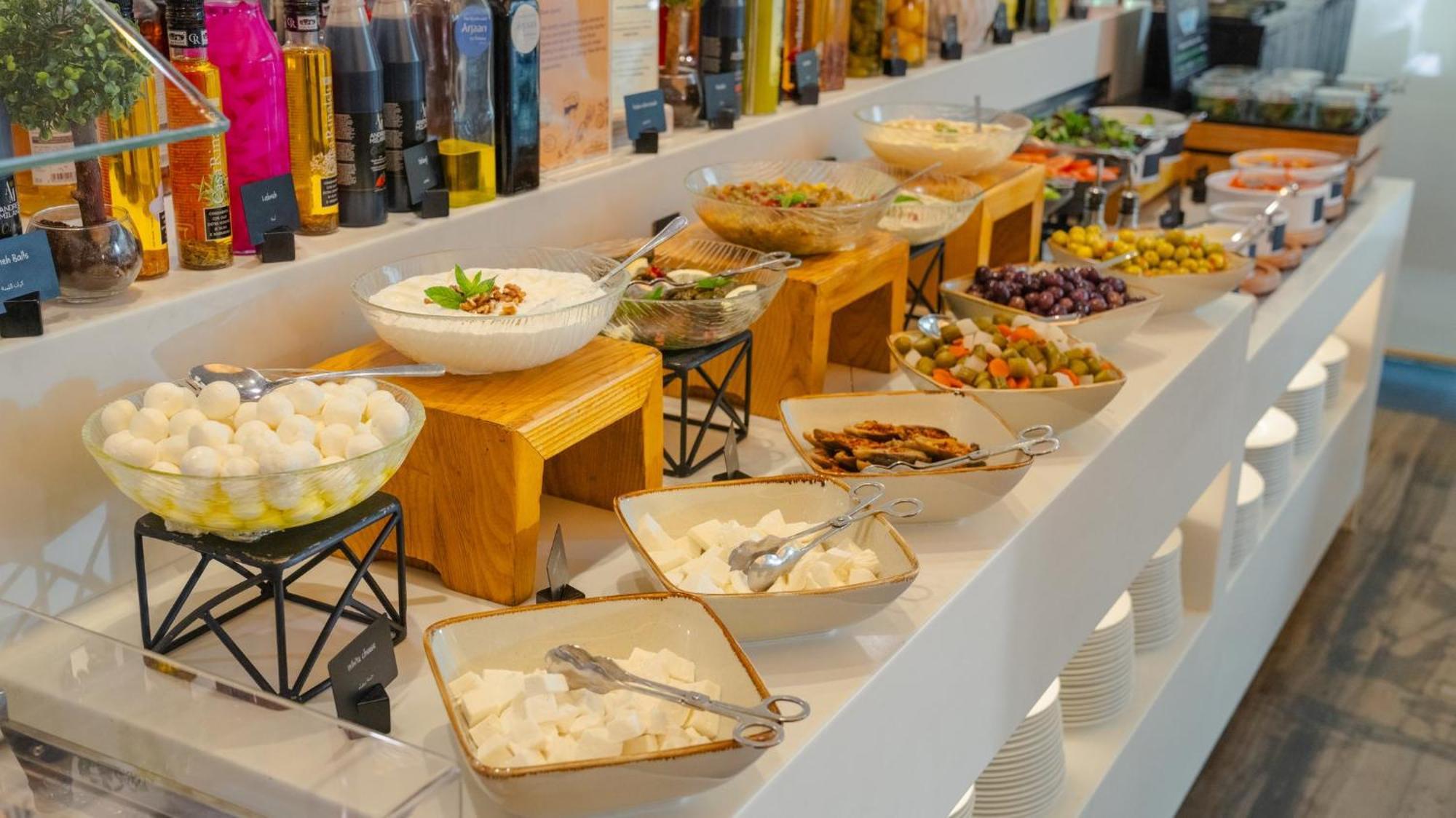 The Abdali Boulevard Hotel Amman Luaran gambar A selection of Greek meze